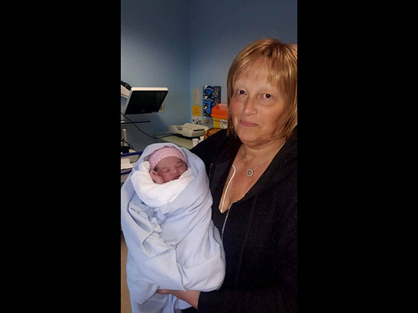 ಅವಳು ಆಕೆಯನ್ನು ಆಸ್ಪತ್ರೆಗೆ ಕರೆದುಕೊಂಡು ಹೋದರು