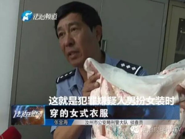 ಆ ವ್ಯಕ್ತಿಯ ಮನೆಗೆ ದಾಳಿ ಮಾಡಲಾಯಿತು ಆ ವ್ಯಕ್ತಿಯ ಮನೆಗೆ ದಾಳಿ ಮಾಡಲಾಯಿತು