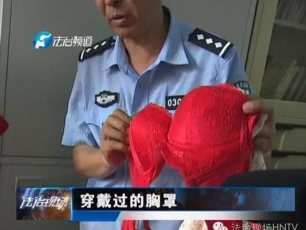 ವಂಚಕನ ನಿಜಬಣ್ಣವನ್ನು ಪೊಲೀಸರು ಬಯಲು ಮಾಡಿದರು ವಂಚಕನ ನಿಜಬಣ್ಣವನ್ನು ಪೊಲೀಸರು ಬಯಲು ಮಾಡಿದರು