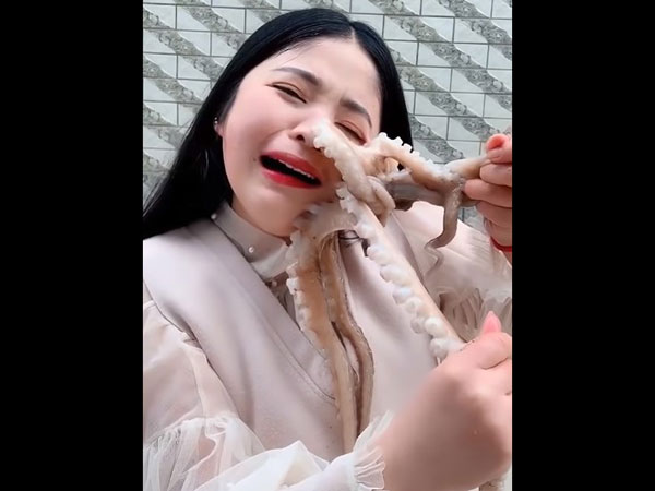 ನಗುಮುಖದಲ್ಲಿದ್ದ ಆಕೆ ಅಳಲು ಆರಂಭಿಸಿದಳು ನಗುಮುಖದಲ್ಲಿದ್ದ ಆಕೆ ಅಳಲು ಆರಂಭಿಸಿದಳು