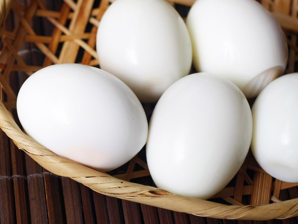 ಬೇಯಿಸಿದ ಮೊಟ್ಟೆಯನ್ನು ಗುಳ್ಳೆಯ ಮೇಲೆ ಉರುಳಿಸಿ!