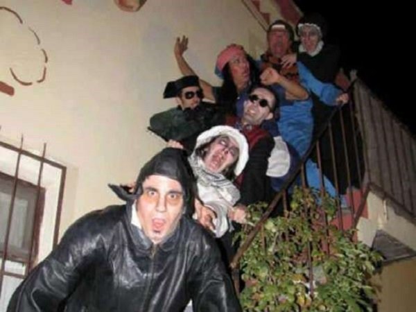 ಗ್ರಾಹಕರನ್ನು ಚಾಕು ಹಿಡಿದು ಸ್ವಾಗತಿಸಲಾಗುತ್ತದೆ