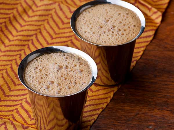 ತಾಜಾ ಕೆನೆಯೊಂದಿಗೆ ಕಾಫಿ