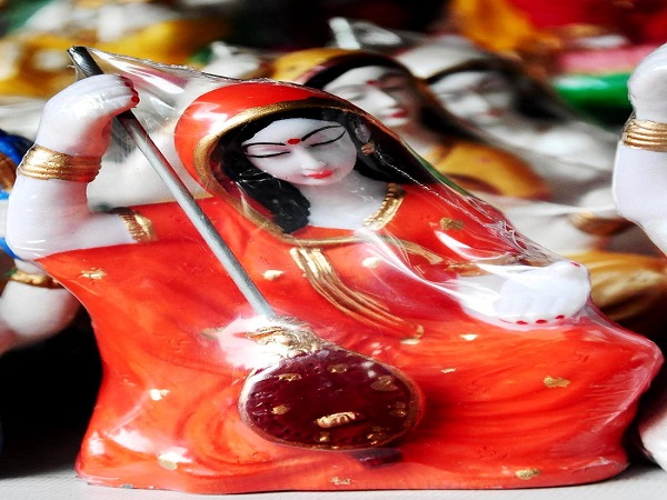 19. ಸಾಧುವನ್ನು ಭೇಟಿಯಾದಳು