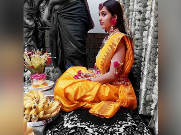 ಹಳದಿ ಸೀರೆಗೆ ಹೂವಿನ ಅಲಂಕಾರ