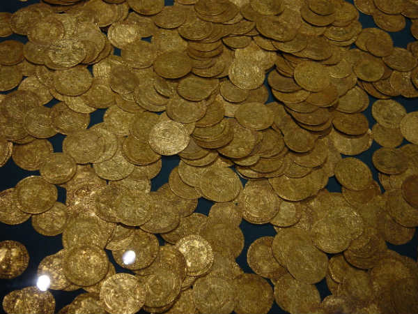 ಪವಿತ್ರ ನದಿಗೆ ನಾಣ್ಯ ಎಸೆಯುವುದು