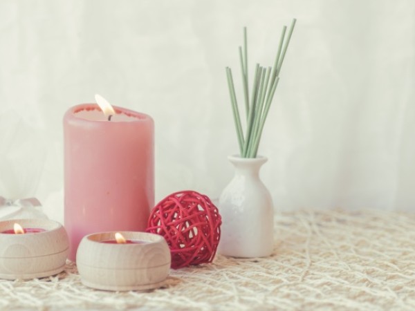 7. ಸುಗಂಧ ವಾಸನೆ ಬೀರುವ ಮೇಣದ ಬತ್ತಿಗಳನ್ನು ಬಳಸುವುದು