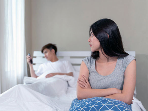 2. ನಿಮ್ಮ ಸಂಗಾತಿಯ ವಿರುದ್ಧ ಅನಗತ್ಯ ಯೋಚಿಸುವುದನ್ನು ನಿಲ್ಲಿಸಿ 