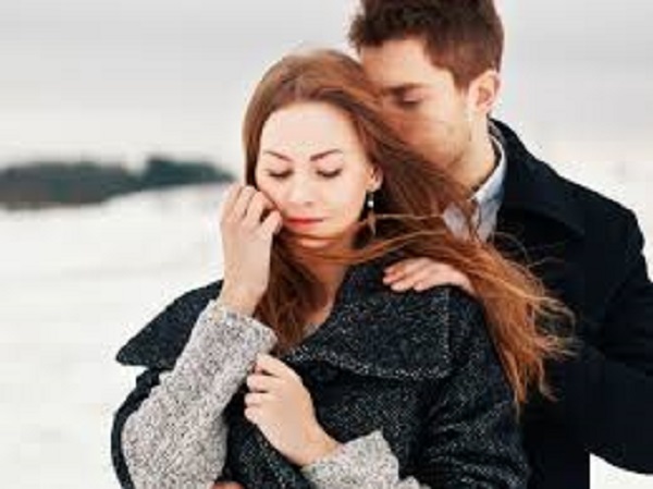 3. ಅವನು ಅವಳಿಗೆ ಹತ್ತಿರವಾಗಲು ಪ್ರಯತ್ನಿಸುತ್ತಾನೆ