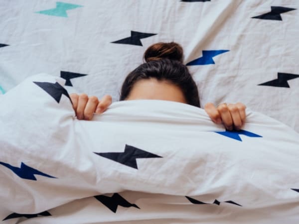 ಮುಖಕ್ಕೆ ಮುಸುಕು ಹಾಕಿ ಮಲಗುವುದು