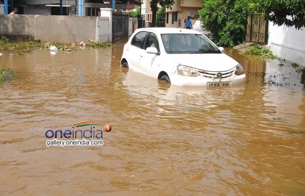 ಪ್ರವಾಹದಲ್ಲಿ ಡ್ರೈವ್‌ ಮಾಡುವುದು