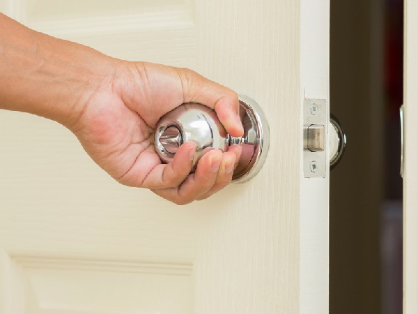 ಮನೆಯ ಬಾಗಿಲು, ಹೀಗೆ ಆಗಾಗ ಮುಟ್ಟುವ ಸ್ಥಳಗಳನ್ನು ಸ್ವಚ್ಛಗೊಳಿಸಿ