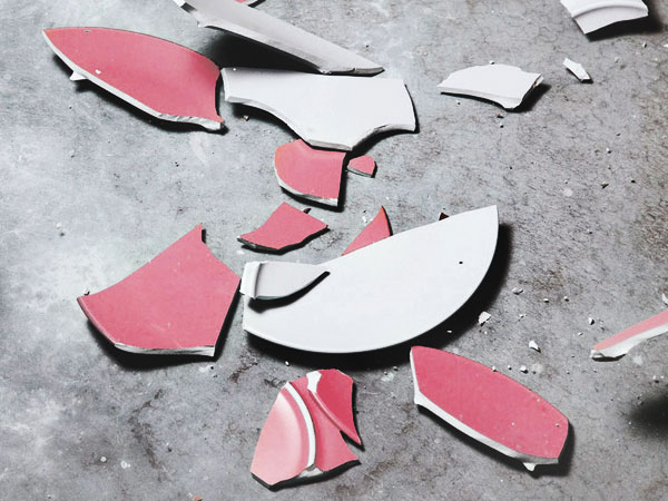 ಡೆನ್ಮಾರ್ಕ್: ತಟ್ಟೆಗಳನ್ನು ಒಡೆದು ಹಾಕುವುದು