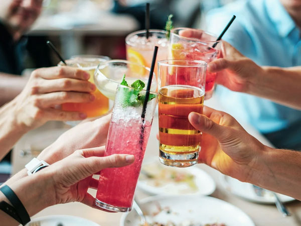 ಸ್ಕೆಕ್ ರಿಪಬ್ಲಿಕ್: ಸೇಬುಗಳನ್ನ ಕತ್ತರಿಸುವುದು