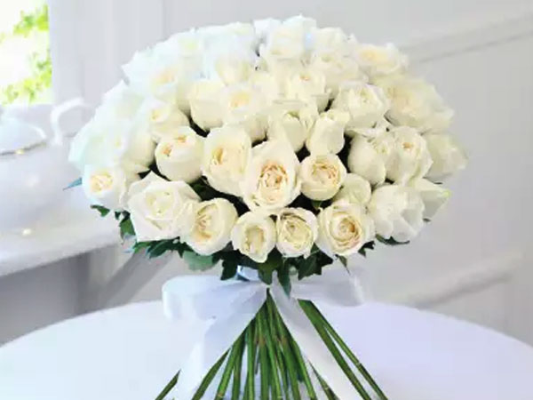 ಬ್ರೆಜಿಲ್: ಸಮುದ್ರಕ್ಕೆ ಬಿಳಿ ಹೂವುಗಳನ್ನ ಎಸೆಯುವುದು