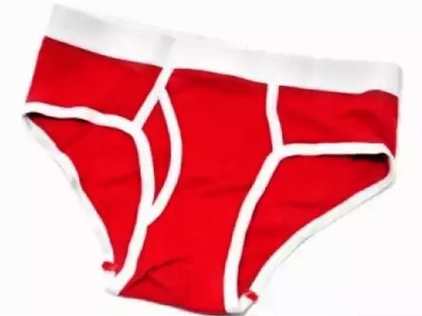 ಇಟಲಿ: ಕೆಂಪು ಬಣ್ಣದ ಒಳ ಉಡುಪನ್ನು ಧರಿಸುವುದು