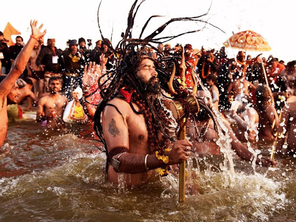 ನಿತ್ಯ ಲಕ್ಷಾಂತರ ಜನರು ಕುಂಭ ಮೇಳದಲ್ಲಿ ಭಾಗವಹಿಸುತ್ತಾರೆ