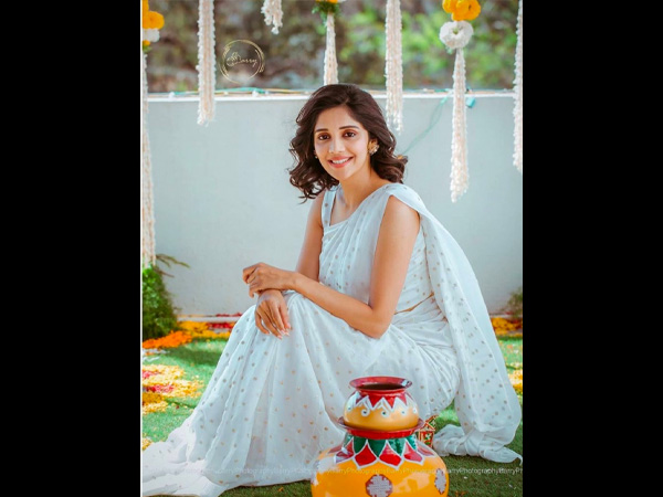  ಗೋಲ್ಡನ್‌ ಪುಲ್ಕಾದ ಬಿಳಿ ಸೀರೆ