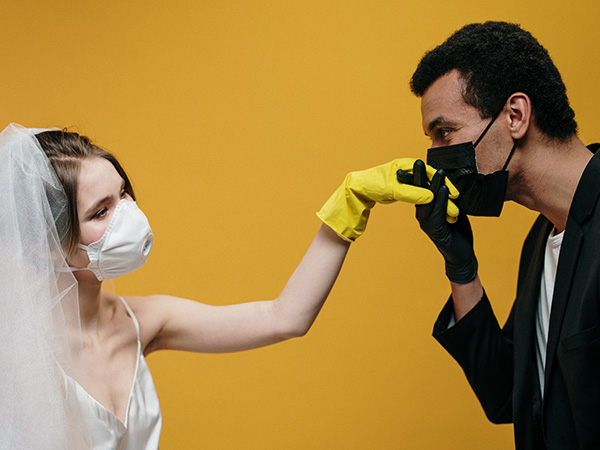 ಕೈಗೆ ನೀಡುವ ಚುಂಬನ