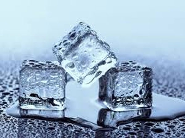 ಇನ್ನು ತಣ್ಣನೆಯ ಉಪ್ಪು ನೀರಿನಲ್ಲಿ ಐಸ್‌ಕ್ಯೂಬ್ಸ್ ಹಾಕಿಡುವುದು