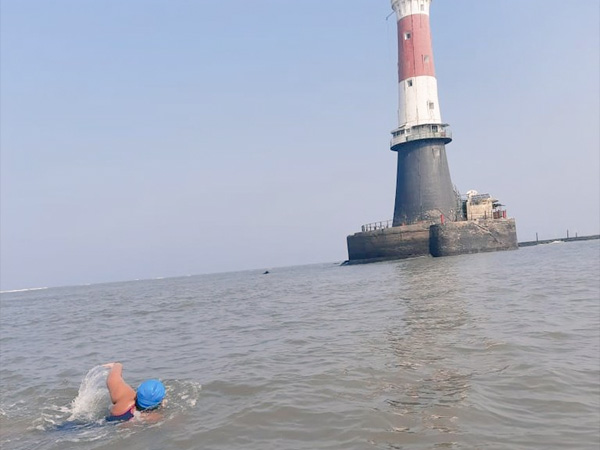 ಸಮುದ್ರದಲ್ಲಿ 36 ಕಿ. ಮೀ ಈಜಿದ ಜಿಯಾ