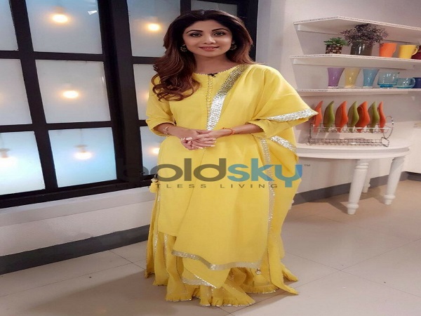 ಹಳದಿ ಬಟ್ಟೆಗಳನ್ನು ಧರಿಸಿ