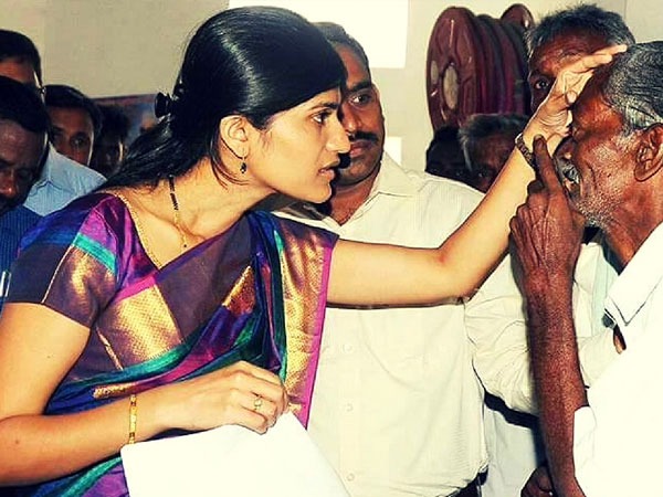 ರೈತನ ಮಗಳಿಗೆ ಬಡವವರಿಗೆ ಕಲೆಕ್ಟರ್ ಭೇಟಿಯಾಗುವುದು ಎಷ್ಟು ಕಷ್ಟ ಎಂಬ ಅರಿವಿತ್ತು