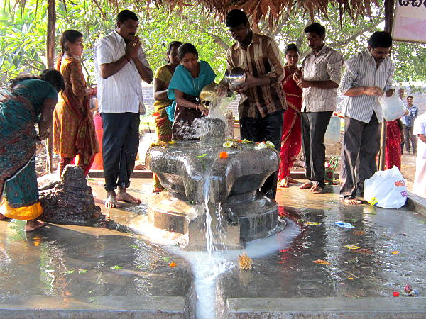 ಪೂಜೆ ಮಾಡಿ: