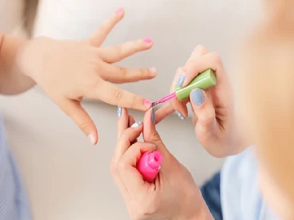ಚಿಕ್ಕ ಮಕ್ಕಳಿಗೆ ನೇಲ್ ಪಾಲಿಶ್ ಹಚ್ಚುವುದು ಸುರಕ್ಷಿತವೇ?: