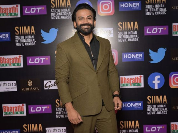 ಸೈಮಾ ಅವಾರ್ಡ್ನಲ್ಲಿ ಡಾಲಿ ಧನಂಜಯ ಲುಕ್ ಸೈಮಾ ಅವಾರ್ಡ್ನಲ್ಲಿ ಡಾಲಿ ಧನಂಜಯ ಲುಕ್