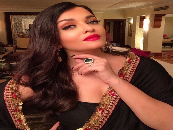  ಸಬ್ಯಸಾಚಿ ಬ್ಲ್ಯಾಕ್‌ ಅಂಡ್ ಗೋಲ್ಡನ್ ಗೌನ್