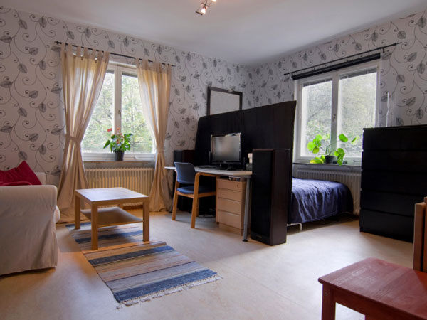 2. ಎತ್ತರದ ವಸ್ತುಗಳನ್ನು ಕಿಟಕಿಗಳಿಂದ ದೂರವಿಡಿ