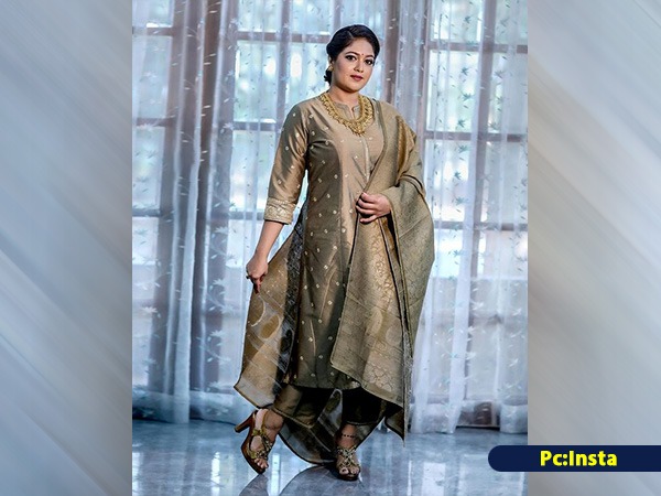 ಗ್ರ್ಯಾಂಡ್ ಜೂಡಿದಾರ್ನಲ್ಲಿ ಮೇಘನಾ ಪೋಸ್ ಗ್ರ್ಯಾಂಡ್ ಜೂಡಿದಾರ್ನಲ್ಲಿ ಮೇಘನಾ ಪೋಸ್