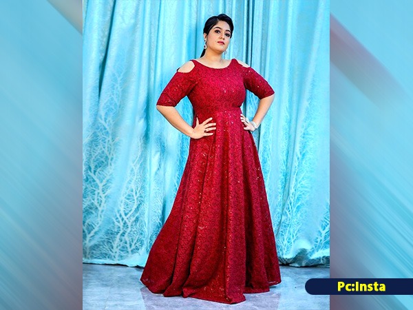 ರೆಡ್ ಗೌನ್ನಲ್ಲಿ ಕಾನ್ಫಿಡೆನ್ಸ್ ಲುಕ್ ಬೀರಿದ ಮೇಘನಾ ರೆಡ್ ಗೌನ್ನಲ್ಲಿ ಕಾನ್ಫಿಡೆನ್ಸ್ ಲುಕ್ ಬೀರಿದ ಮೇಘನಾ