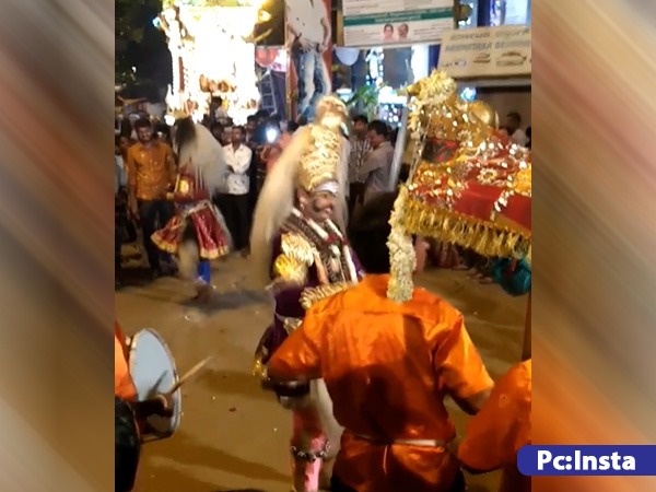 ಮುಸ್ಲಿಂ ದರ್ಗಾಕ್ಕೆ ಭೇಟಿ ನೀಡುವುದು ಕರಗದ ಪ್ರಮುಖ ಆಚರಣೆಯಾಗಿದೆ