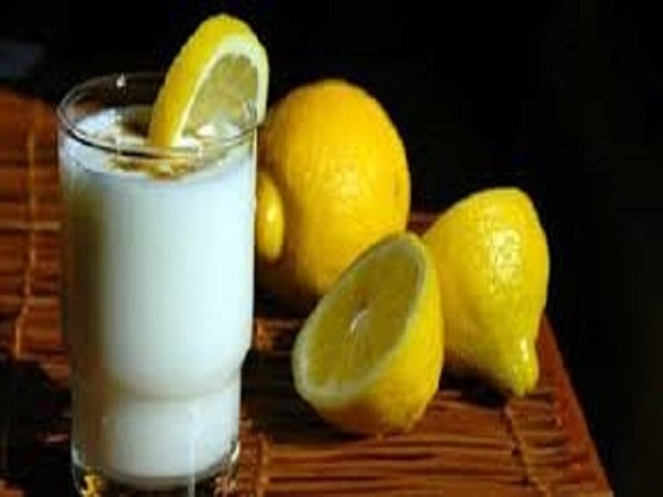 2. ಹಾಲಿನೊಂದಿಗೆ ಸಿಟ್ರಸ್ ಹಣ್ಣುಗಳು