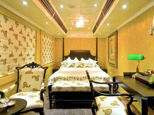 1. ಪ್ಯಾಲೇಸ್ ಆನ್ ವೀಲ್ಸ್ -Palace on Wheels