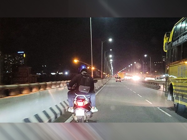 Man spotted working on laptop while riding on bike in Bengaluru Man spotted working on laptop while riding on bike in Bengaluru