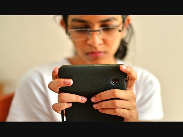 2. ಮೊಬೈಲ್‌ ಮತ್ತು ಸಾಮಾಜಿಕ ಮಾಧ್ಯಮಗಳ ಹೆಚ್ಚು ಬಳಕೆ