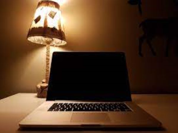 5. ಲೈಟ್ ಬಳಿ, ಸುಡುವ ವಸ್ತುಗಳನ್ನು ಇಡುವುದು