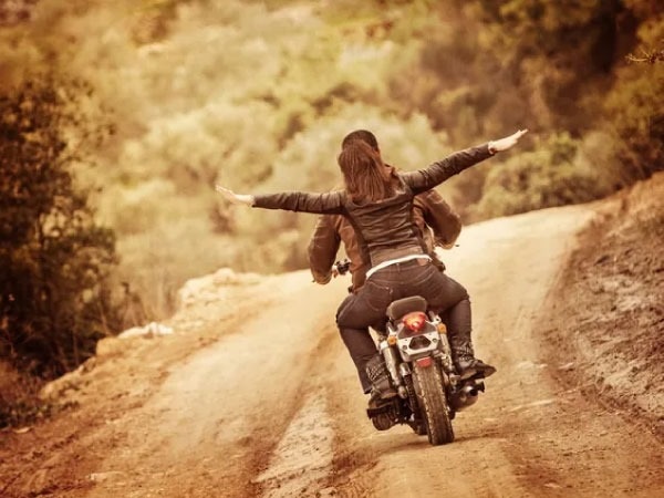 ಲವರ್ಸ್ ಗಳ ಬೈಕ್ ರೈಡ್! ಲವರ್ಸ್ ಗಳ ಬೈಕ್ ರೈಡ್!