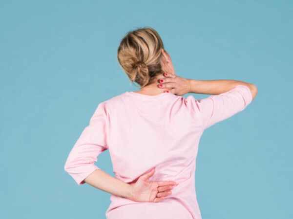 ಬೆನ್ನಿನ ಹಿಂದೆ ಕೈ ಕಟ್ಟಿ ನಿಲ್ಲುವುದು