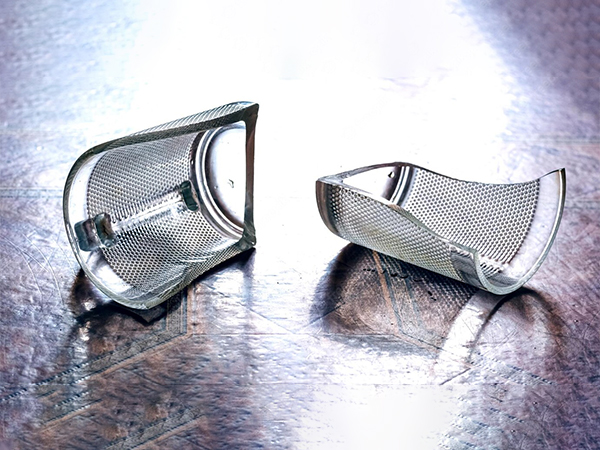 ಒಡೆದ ಗ್ಲಾಸ್ಗಳು ಒಡೆದ ಗ್ಲಾಸ್ಗಳು