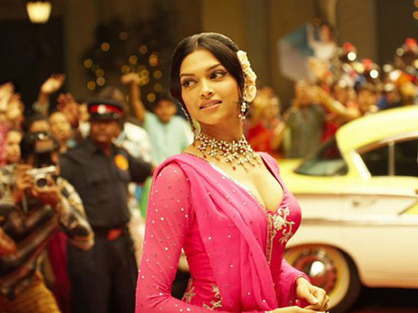 6. ಹಳೆಯ ಸೀರೆ, ಮೇಕಪ್‌ನೊಂದಿಗೆ ರೆಟ್ರೋ ಲುಕ್