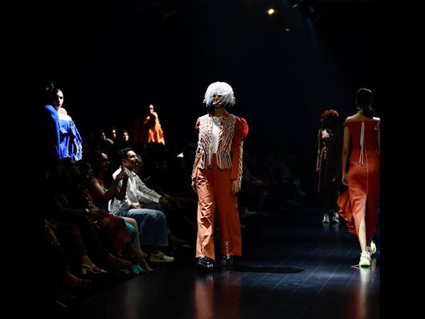  ಬಿಳಿ ನೂಲಿನ ಕೋಟ್‌