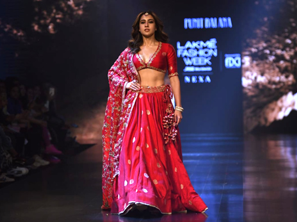 Lakme Fashion Week 2023 : Actres Sara Ali Khan Walk In this Sizzling Dress