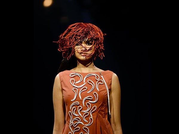 ಬಿಳಿ ನೂಲಿನ ವಿನ್ಯಾಸ