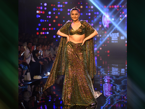 Lakme Fashion Week 2023 : Actres Shilpa shetty, Sonakshi sinha, Arjun kapoor Ramp Walk In this Sizzling Dress : Know Details in Kannada. 