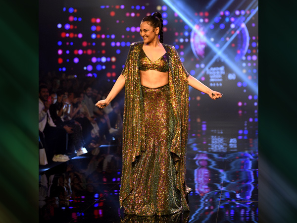 Lakme Fashion Week 2023 : Actres Shilpa shetty, Sonakshi sinha, Arjun kapoor Ramp Walk In this Sizzling Dress : Know Details in Kannada. 