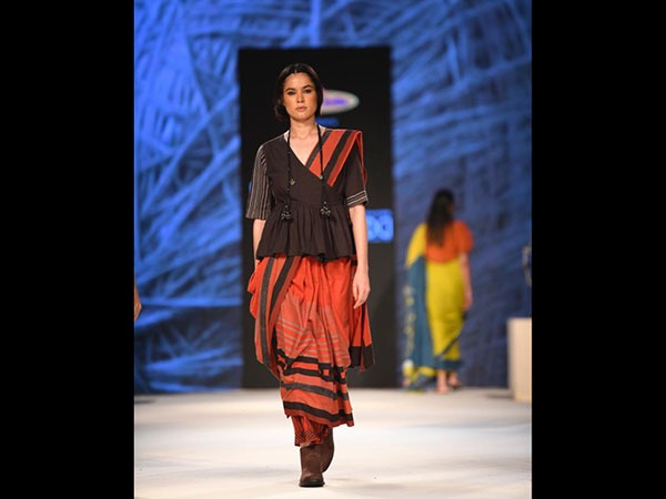  ಖಾದಿ ಸೀರೆಗೆ ಫ್ಯಾಷನಬಲ್‌ ಟಾಪ್‌